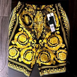 Versace “College Fit” Silk Twill Shorts
Size 46 Italian
*BRAND NEW*